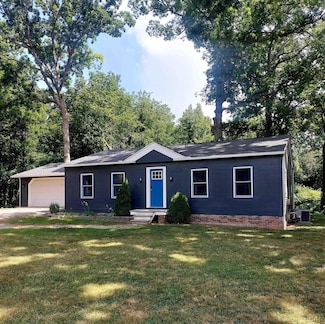 2350 Woodlawn Ln, Adrian, MI 49221