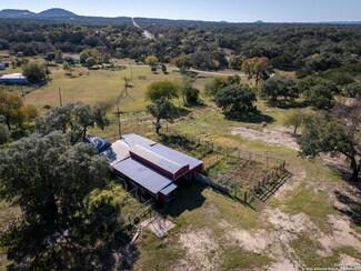 337 Oakridge Ln, Pipe Creek, TX 78063