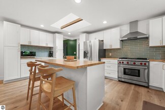 830 E State St, Traverse City, MI 49686