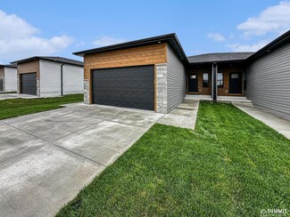 1070 Titan Dr, Hickman, NE 68372