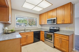 1136 Woodridge Dr, Vacaville, CA 95687