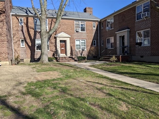 35-29 205th St Unit 304, Bayside, NY 11361