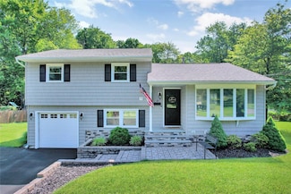 10 Victoria Dr, Nanuet, NY 10954