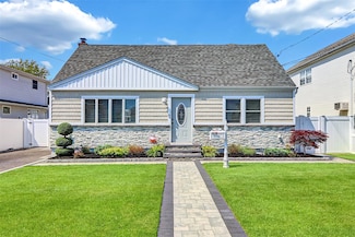 29 E Jackson Ave, Babylon, NY 11702