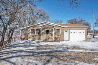 304 S 3rd St, Lake Park, IA 51347