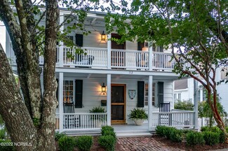 112 Moore St, Beaufort, NC 28516