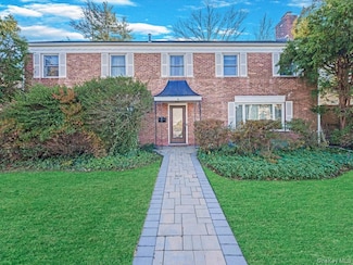 16 Wooleys Ln, Great Neck, NY 11023