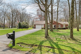 3902 N Point Dr, New Castle, PA 16105