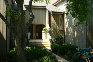 910 Oak Hill Rd Unit C512FFR, Lake Barrington, IL 60010