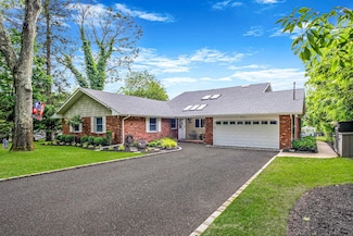 3 Stark Dr, Center Moriches, NY 11934