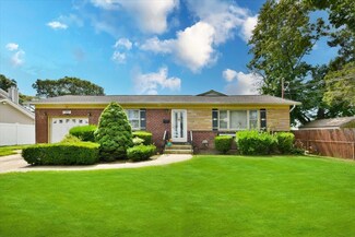 212 N Cedar St, Massapequa, NY 11758
