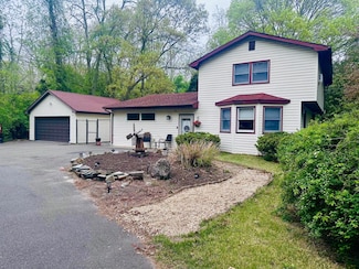 11 Mooney Pond Rd, Coram, NY 11727