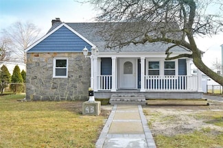 43 Birch Ave E, Farmingdale, NY 11735
