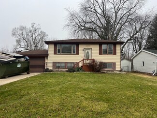 605 Maple Ln, Sterling, IL 61081