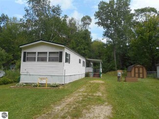 9839 Oak St, Lake, MI 48632