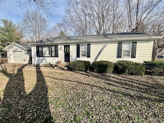 2333 S Pine St, Centralia, IL 62801