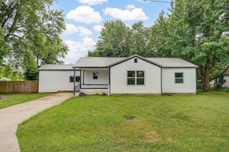 12 E Hawthorne St, Aurora, MO 65605