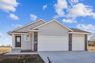 910 Willow Valley Dr, Norwalk, IA 50211