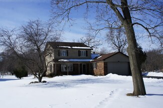 114 Maple Ave, Fox River Grove, IL 60021