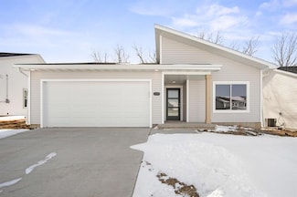 4339 Grover Woods Ln, Des Moines, IA 50317