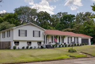 706 Inwood Dr, Palestine, TX 75801