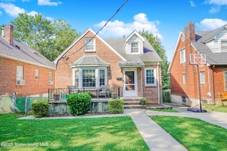 18 Elm Place, Staten Island, NY 10301