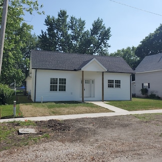 409 E Buckner St, Tuscola, IL 61953