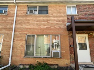 202 Linn Ct Unit C, North Aurora, IL 60542
