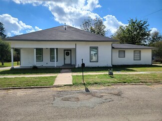 400 W Washington St, Clarksville, TX 75426