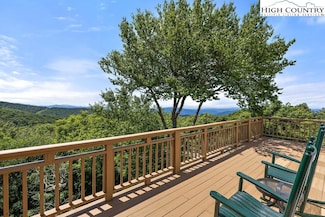 302 N Pinnacle Ridge Rd, Beech Mountain, NC 28604
