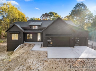 7650 Courtland Dr NE, Rockford, MI 49341