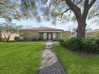 1011 Arrow Hill Rd, Houston, TX 77077