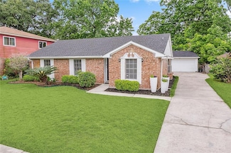 1751 Holiday Dr, New Orleans, LA 70114