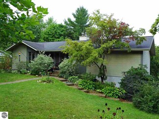 631 E Orchard Dr, Traverse City, MI 49686