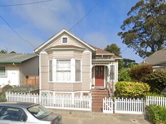 220 Willow St, Pacific Grove, CA 93950