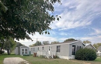 420 Garfield Ave, Farnhamville, IA 50538