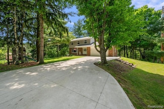 5836 Ewalt Rd, Imlay City, MI 48444