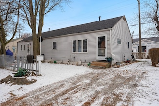 815 Edison Ln, Port Clinton, OH 43452