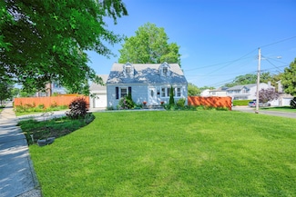 566 Park Ave, Merrick, NY 11566