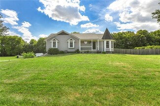 24112 S Tanaine Ln, Peculiar, MO 64078