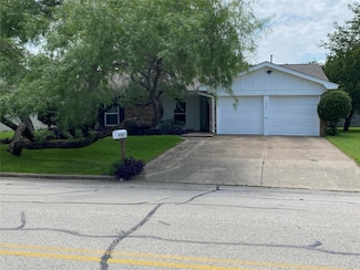 2225 Shady Brook Dr, Bedford, TX 76021