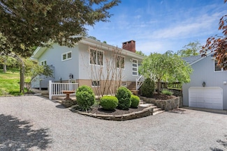 16 S Beach Rd, Southampton, NY 11968