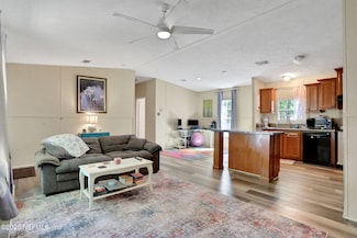 6387 Sundown Dr, Jacksonville, FL 32244