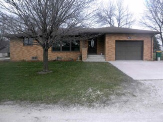 515 4th St S, Winthrop, IA 50682
