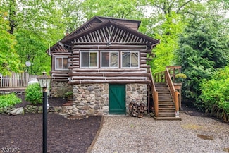 51 Dogwood Ln, Hewitt, NJ 07421