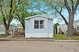 2596 Pleasant St, Genoa Township, MI 48114