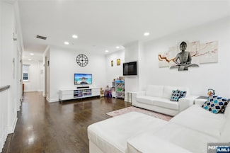 286 Roslyn Ct Unit 286, West New York, NJ 07093