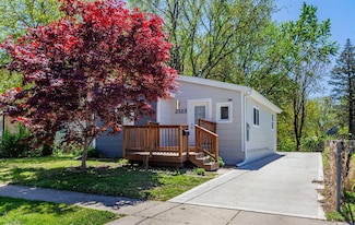 2323 Maple St, Des Moines, IA 50317