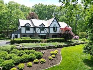 851 Chateau Dr, Ellwood City, PA 16117