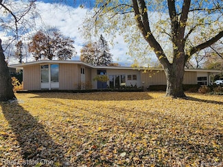 6660 Woodbank Dr, Bloomfield Hills, MI 48301